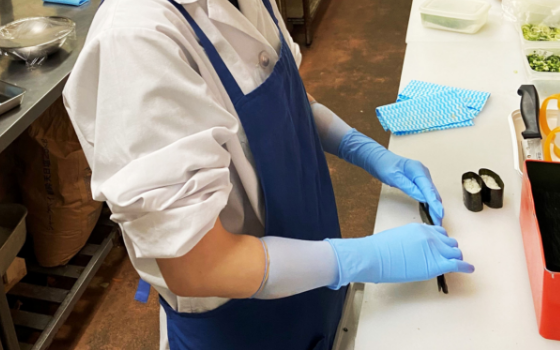 仕込みを行うスタッフ