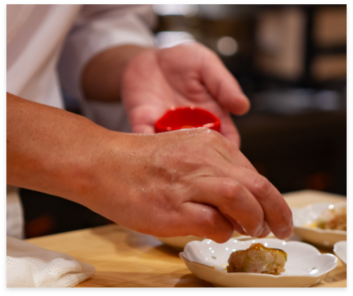 寿司職人が寿司を握る様子