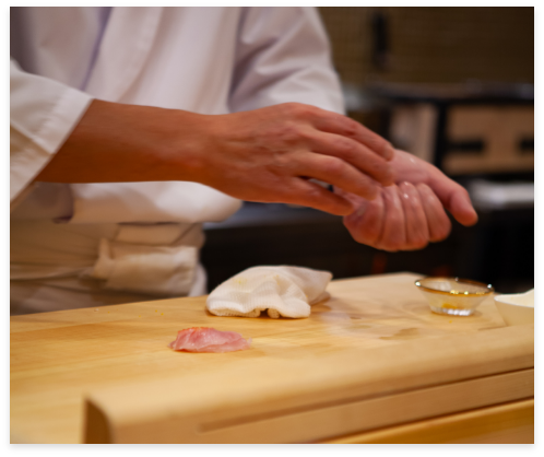 寿司職人が寿司を握る様子