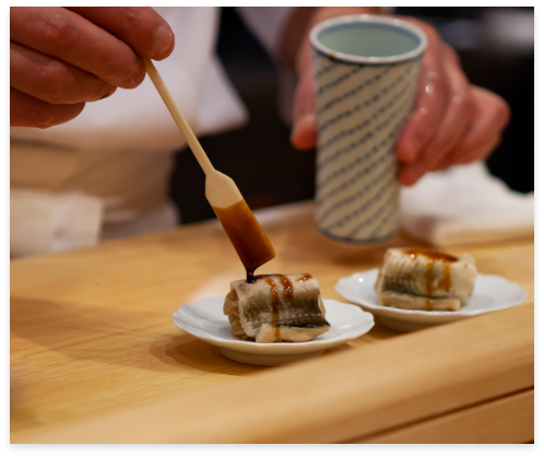 寿司職人が寿司を握る様子